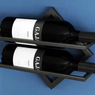 Étagère à Vin Murale Noire en Forme de Losange en Métal avec deux bouteilles dessus sur fond bleu