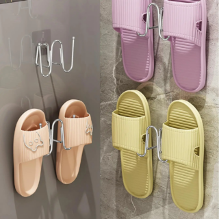 Lot de quatre étagères murales chaussure en acier inoxydable sur fond gris avec des chaussures