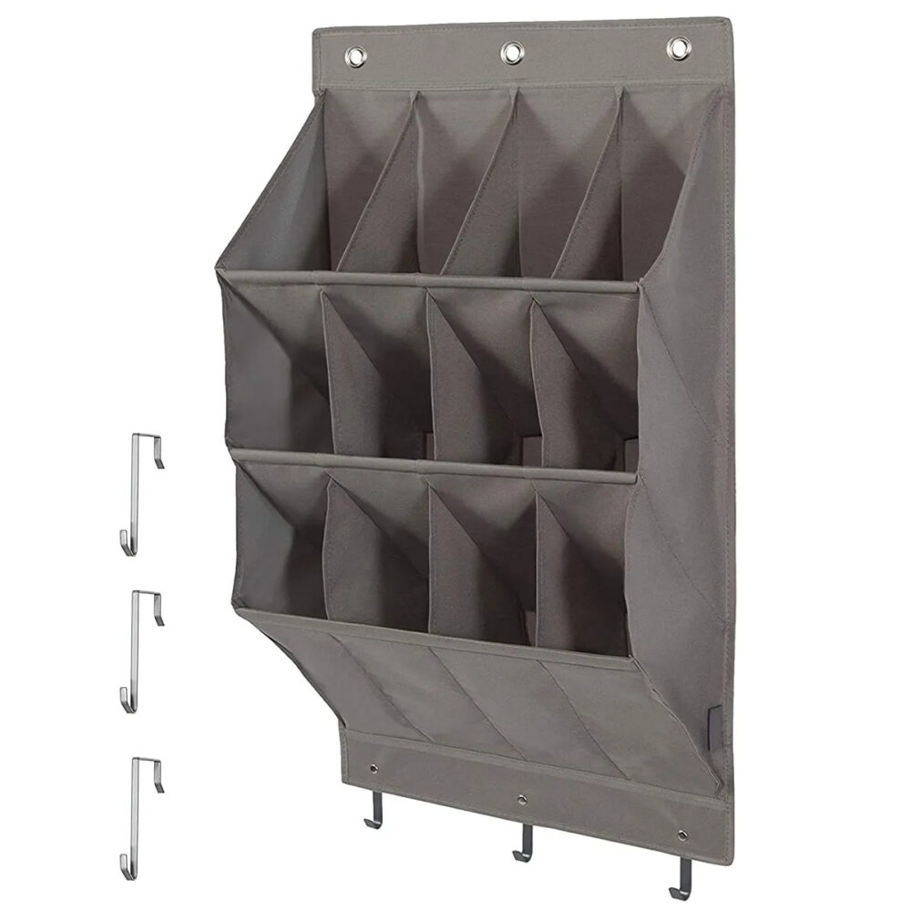 Étagère murale chaussure avec douze poches de rangement sur fond blanc