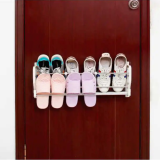 Étagère murale chaussure magnétique et ajustable installée sur une porte d'entrée marron avec des chaussures accrochées dessus