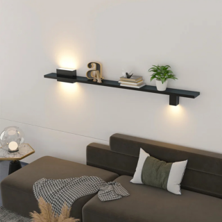 Étagère murale LED style contemporain en aluminium installée sur un mur avec des lettres des livres et un pot de fleur un canapé en dessous un coussin et un plaid