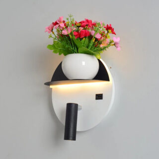 Étagère murale LED style moderne avec prise USB installée sur un mur gris avec un pot de fleur