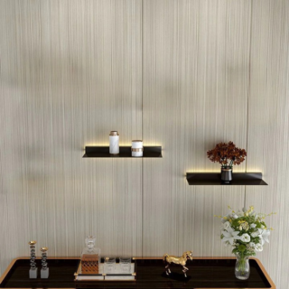 Étagère murale LED tendance et pratique installée sur un mur avec un pot de fleur à droite des récipients au milieu et une table en dessous