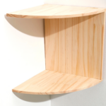 Étagère murale d'angle en bois à deux étages installée sur l'angle d'un mur blanc