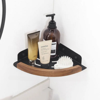 Étagère murale d'angle avec rebord en bois et égouttoir installée sur un mur blanc avec des produits pour se doucher dessus