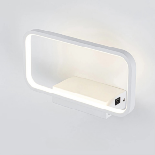 Étagère murale LED design et discrète avec port USB installée sur un mur gris