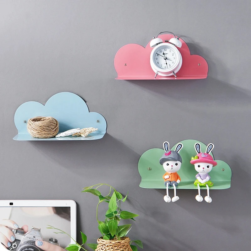 Étagère murale enfant auto-adhésive en forme de nuage ici en rouge bleu et vert sur un mur gris