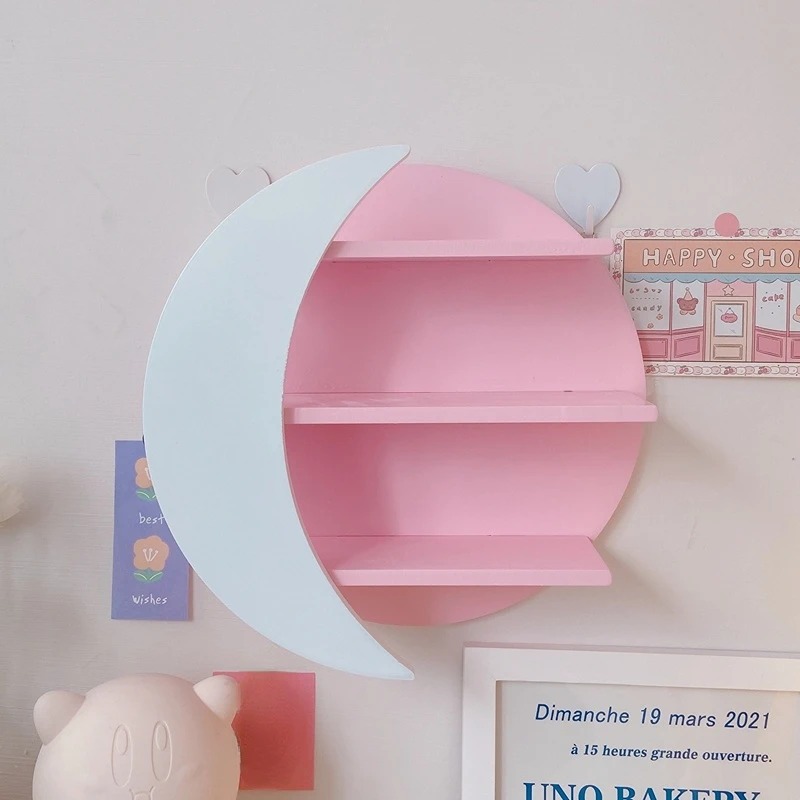 Étagère murale enfant avec rangement en croissant de lune ici sur un mur blanc orné de décorations