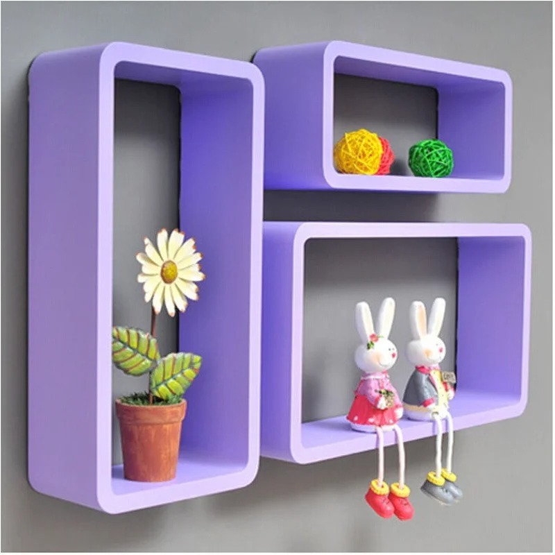 Lot de trois étagères murale enfant modulables en rectangle sur un mur gris avec des décorations