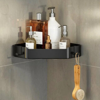 Étagère murale douche installation sans perçage sur un mur en carrelage avec une brosse.