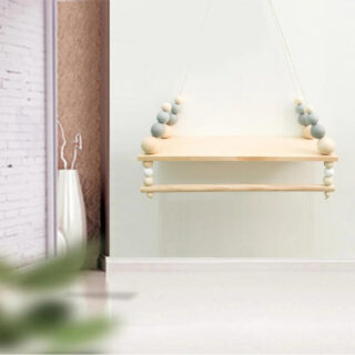 Étagère murale corde avec un porte-vêtements dans une pièce peu décorée.