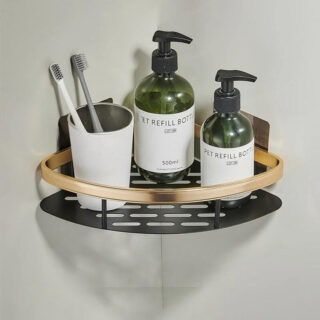 Étagère murale douche en aluminium coloré ici sur un mur gris.