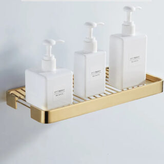 Étagère murale douche finition laiton sur un mur blanc.