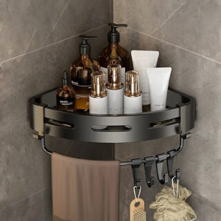 Étagère murale douche en aluminium noir ici sur un mur d'angle en carrelage avec des accessoires de douche.