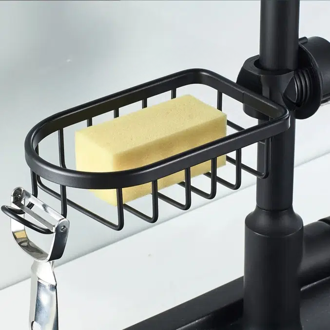 Étagère murale douche avec fixation cylindrique ici posée sur un robinet avec une éponge.