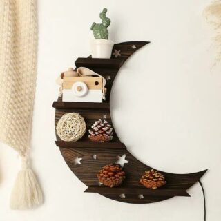 étagère en forme de lune en bois foncé avec quatre tablettes. Plusieurs objets de décorations posés dessus. Sur un mur beige.