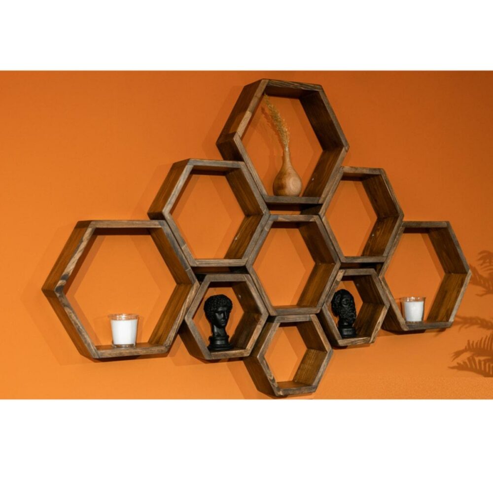 Ensemble d'étagères hexagonales accrochées sur un mur orange