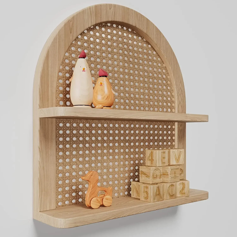 Étagère murale en bois et cannage au centre. En forme de carré avec la partie haute arrondie. Deux niveaux où sont posés sur le haut, deux bibelots en forme de poules et sur la partie basse, des cubes en bois. Sur mur blanc.
