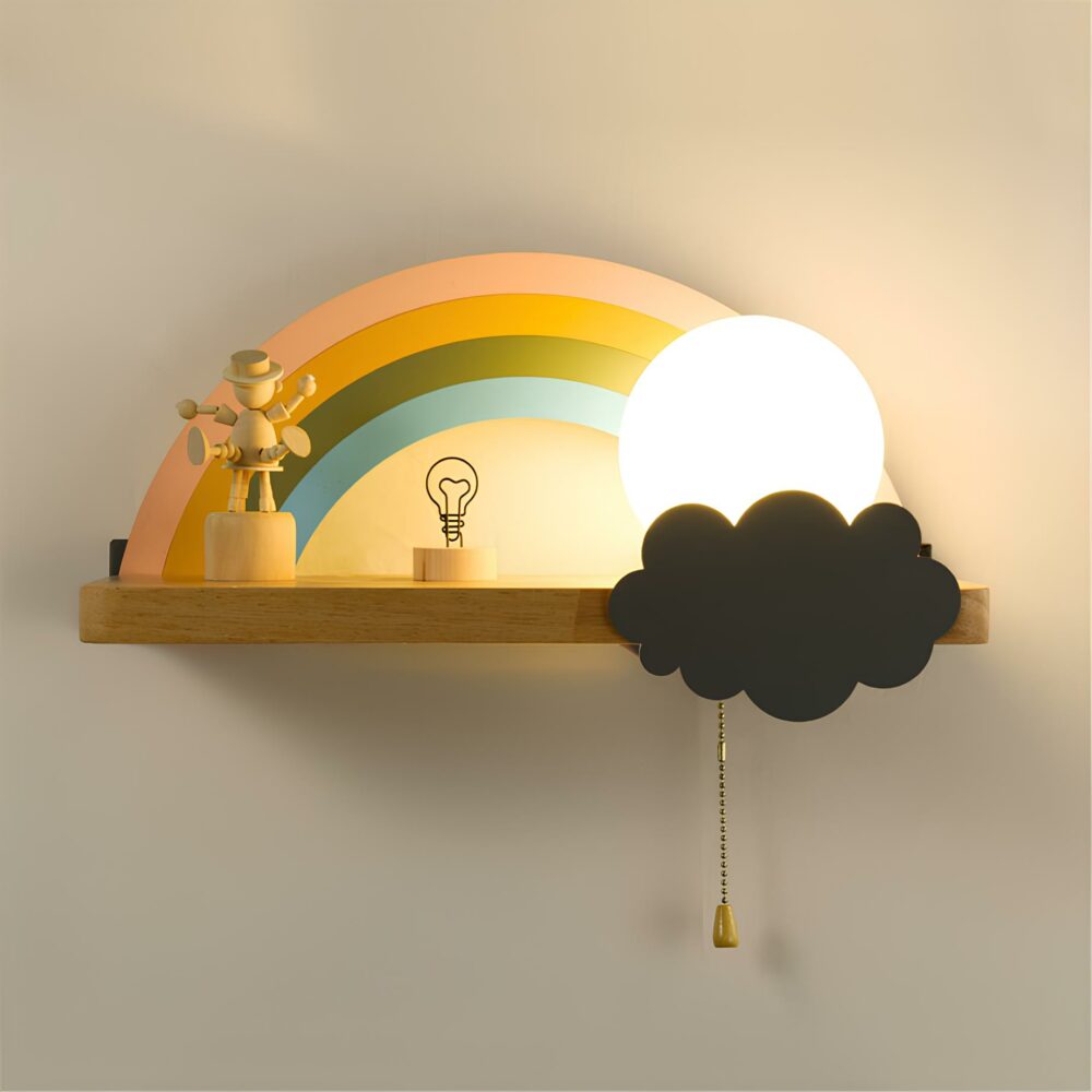 Étagère murale avec arc-en-ciel au fond. A droite un nuage grise et une boule lumineuse allumée. En dessous, une chaînette dorée. Sur l'étagère, deux petits objets de décoration. Fixée sur un mur blanc.