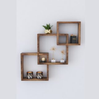 Étagère murale en bois avec 3 carrés en diagonale qui se croisent dans les angles. Des petits objets se trouvent dans les différents espaces. Fixée sur un mur blanc.