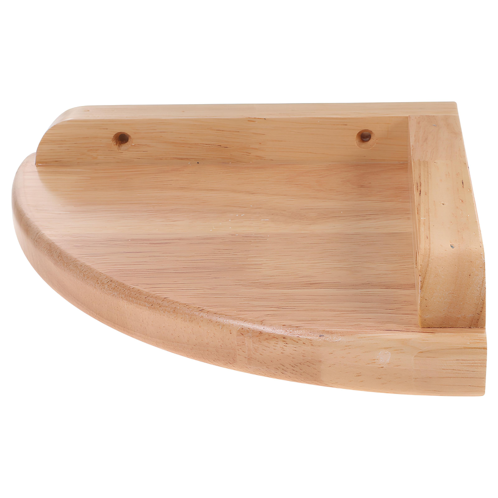 Étagère d'angle au contour arrondi, en bois clair vernis, le support est un quart de cercle. L'étagère est maintenue au mur grâce à deux réglettes en bois au-dessus du support. Sur fond blanc.