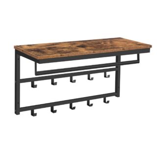 Étagère murale avec tablette rectangulaire en bois foncé et en dessous, deux niveaux en métal noir de crochets pour suspendre du linge ainsi qu'une barre pour une serviette. Sur fond blanc.