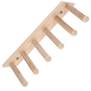 Étagère murale en forme d'échelle en bois clair pour chat avec 6 barreaux. Sur fond blanc.