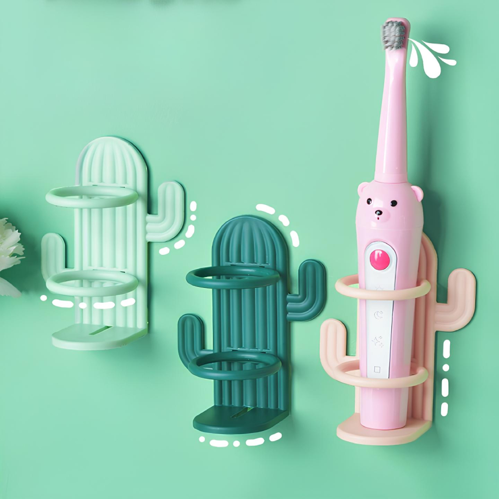 Trois étagères murales en plastique en forme de cactus vert clair, vert et rose. Deux anneaux et un supports plat permettent de maintenir les accessoires. Il y a une brosse à dent électrique rose sur l'étagère rose. Fixées sur un mur vert clair.