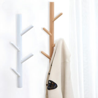 Étagères murales verticales avec 4 branches. Celle de gauche est blanche, celle de droite est beige. Une veste est accrochée sur le support de droite. Sur fond blanc.
