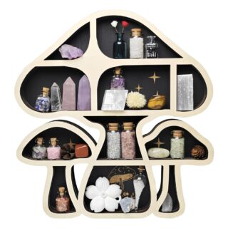 Étagère murale avec 3 champignons. Un grand au centre et 2 petits sur les côtés. De multiples espaces où sont stockés des flacons et des pierres naturelles. Sur fond blanc.